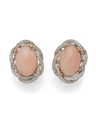 une paire de boucles d'oreilles en corail et diamants