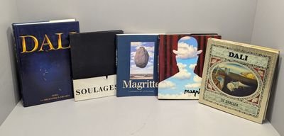 Plusieurs livres sont posés sur une étagère dans un coin de la pièce.