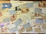 une valise remplie de vieilles cartes postales et de timbres