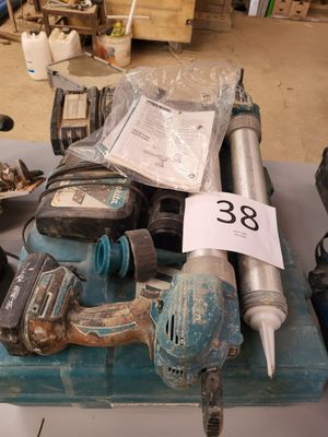 un tas d'outils posés sur une table, avec une étiquette de prix dessus