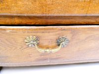 Commode de style Louis XIV en chêne ouvrant par deux tiroirs… (photo 3)