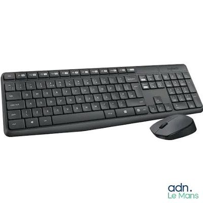 un clavier et une souris posés sur une surface blanche, avec un fond blanc