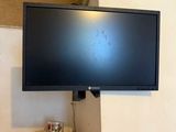 une télévision à écran plat fixée au mur au-dessus d'une petite table