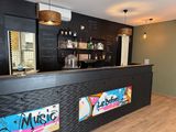 une photo d'un bar avec un tableau noir accroché au mur