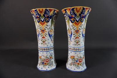 deux vases posés sur une table