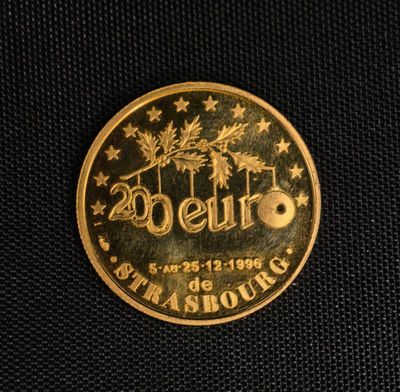 un gros plan d'une pièce d'or sur laquelle est inscrit « 20 cent »