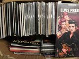 beaucoup de CD d'Elvis Presley dans une boîte en carton