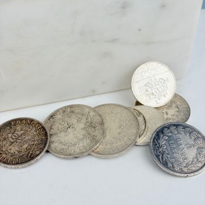 un groupe de pièces de monnaie posées les unes à côté des autres sur une table
