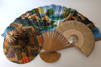 de nombreux ventilateurs posés sur une table