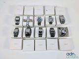 un grand nombre de montres posées sur une table