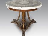 une table ancienne avec un plateau en marbre et un piètement en bois