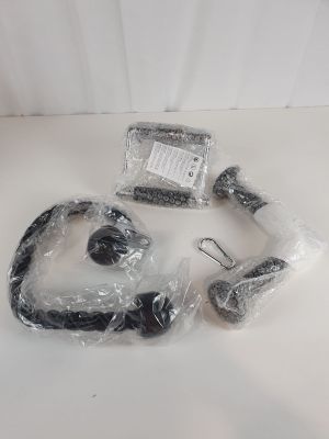 une photo d'un ensemble d'articles emballés dans du plastique
