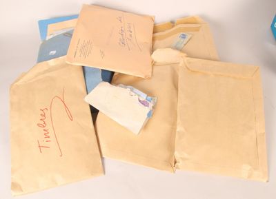 une pile d'enveloppes posées sur une table
