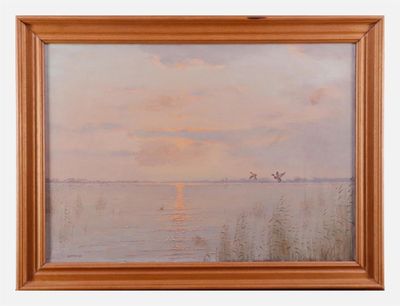une peinture à l'huile représentant un coucher de soleil sur une étendue d'eau