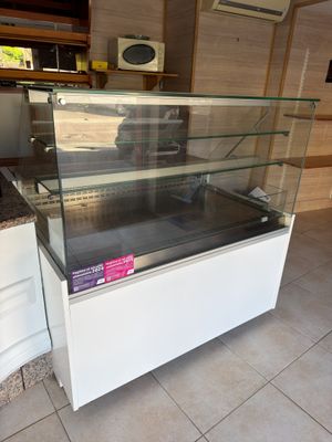 une vitrine en verre au milieu d'une cuisine