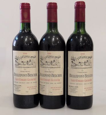 trois bouteilles de vin rouge posées côte à côte sur une table
