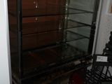 une table en verre avec un plateau en verre au milieu d'une pièce