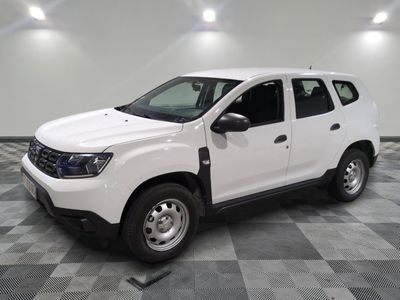 la photo d'une camionnette blanche garée dans un garage