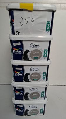 une pile de récipients sur lesquels figurent différents types de peinture