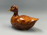 une image représentant un canard en céramique posé sur une table