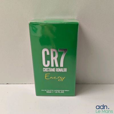 une photo d'une boîte de Cr7 Energy posée contre un mur blanc