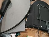 une boîte en carton contenant un ordinateur portable et d'autres objets