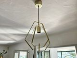 une lampe suspendue au plafond de la pièce