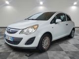 la petite voiture blanche est garée dans la pièce au sol en damier