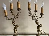 paire de chandeliers anciens en laiton ornés de chérubins, sur des socles en marbre