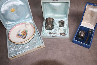 trois pièces d'argenterie dans une boîte bleue posée sur une table