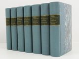six livres bleus alignés les uns à côté des autres sur une surface blanche