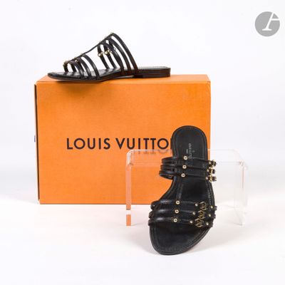 Sandales en cuir noir Louis Vuitton ornées de clous dorés