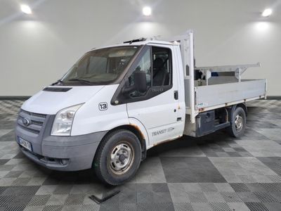 un camion blanc garé dans une pièce