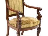 une image représentant une chaise dont l'assise est recouverte d'un tissu jaune