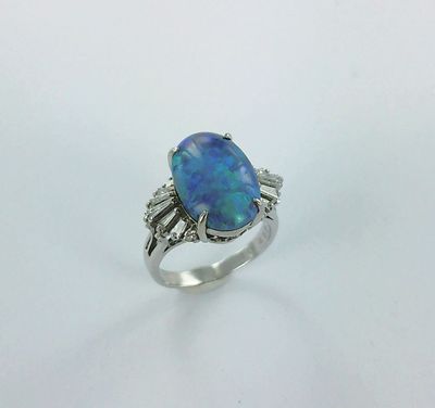 une bague ovale en oplite bleue, sertie de diamants, en or blanc