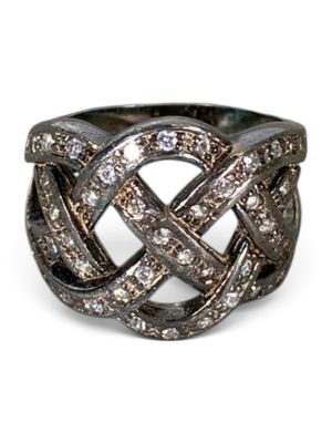 gros plan d'une bague avec des diamants sur fond blanc