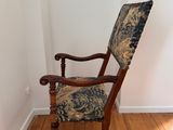 a chair that is sitting in the corner of a room