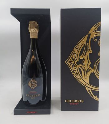 une bouteille de champagne dans un coffret noir, à côté d'un autre coffret noir