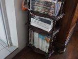 une bibliothèque remplie de livres, placée dans un coin de la pièce