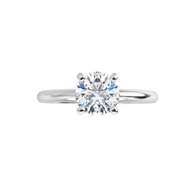 une bague sertie d'un seul diamant sur fond blanc