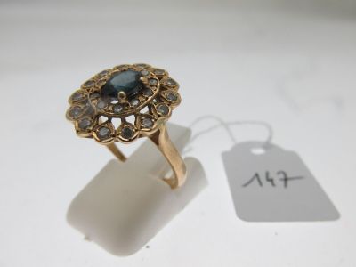 l'image d'une bague en or ornée d'une pierre bleue