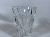 un vase en verre posé sur une surface blanche