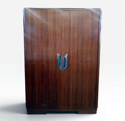 Armoire en placage et entrée de serrure métallique.
