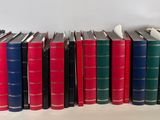 plusieurs livres sont empilés sur une table