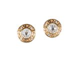 une image d'une paire de boucles d'oreilles en or et diamants