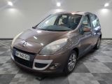 une voiture marron garée dans une pièce