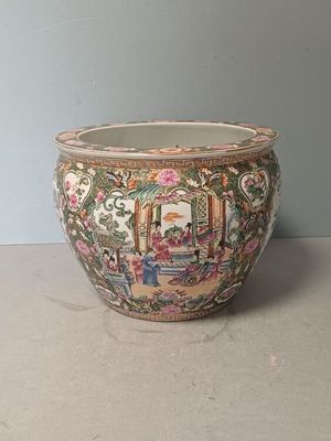 un vase posé sur une table dans une pièce
