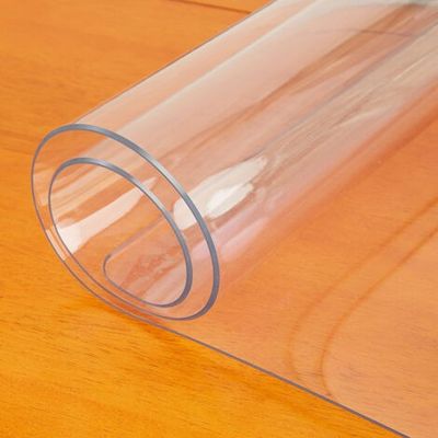 un tube en plastique transparent posé sur une table en bois