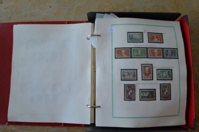un livre avec des timbres, posé sur une table