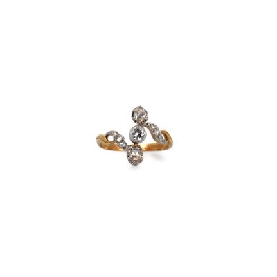 Gros plan sur une bague en or ornée de diamants
